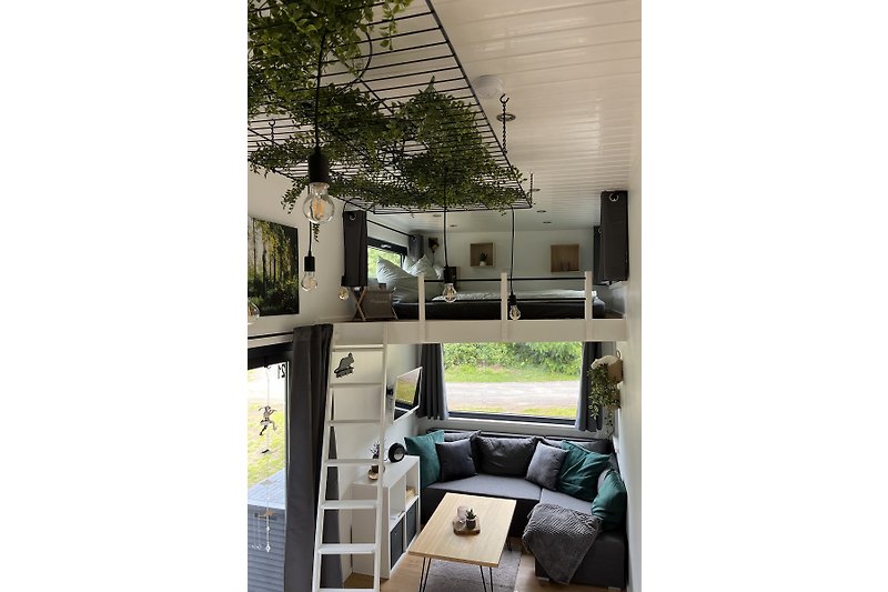 Schönes Haus mit stilvollem Interieur und Holzboden. Genießen Sie den Komfort und die Aussicht.