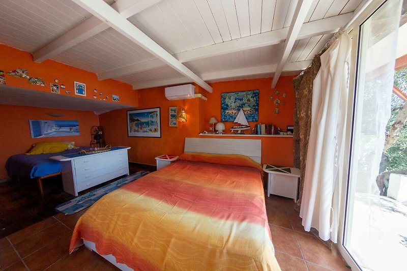 Una camera da letto accogliente con arredamento in legno e vista sulla natura. Rilassati e goditi la tua vacanza!