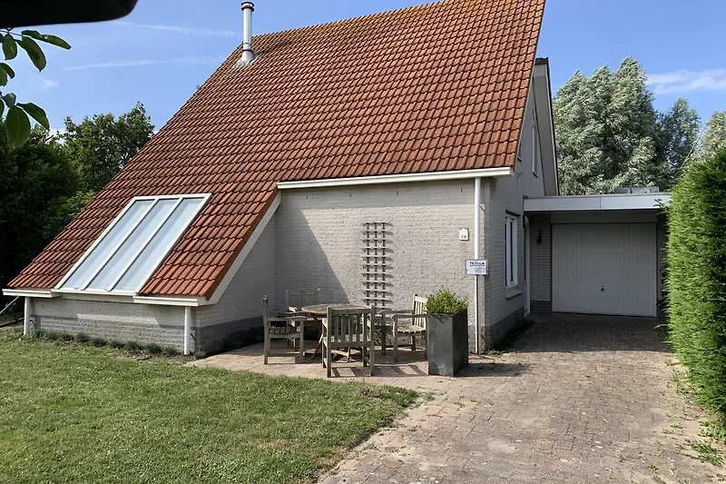 Stella Maris voortuin met terras en oprijlaan