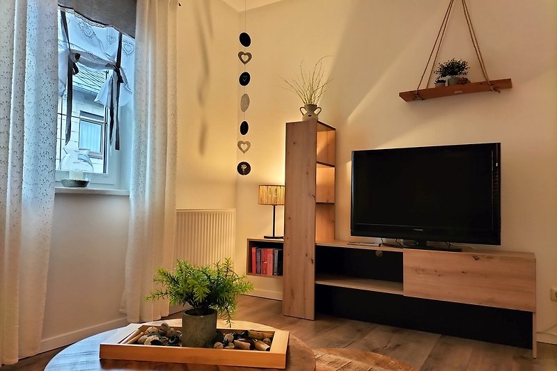 Entspannen Sie sich vor dem Fernseher in diesem stilvoll eingerichteten Wohnzimmer.