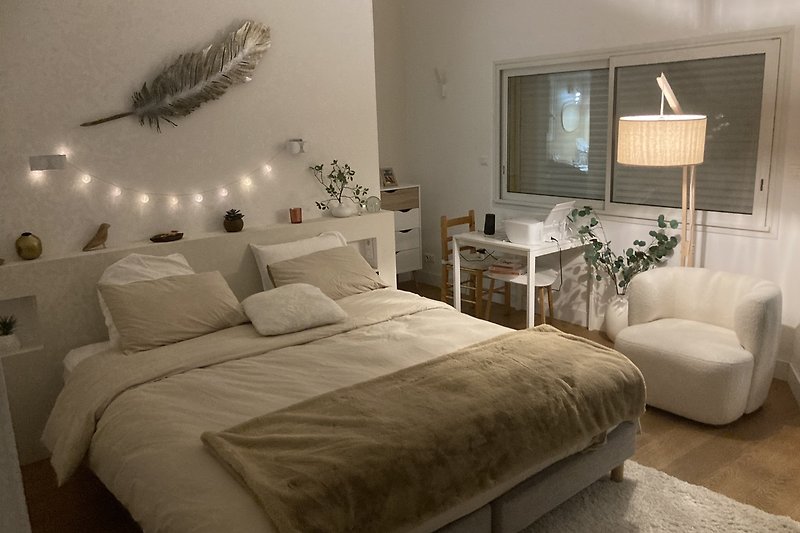 Détendez-vous dans cette maison confortable avec un intérieur élégant et une belle décoration. Profitez du confort et de l'éclairage chaleureux.