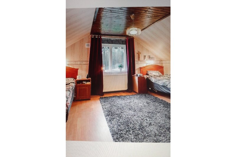 Verbringe deinen Urlaub in einem stilvollen Holzhaus mit elegantem Interieur. Entspanne dich in gemütlicher Atmosphäre.