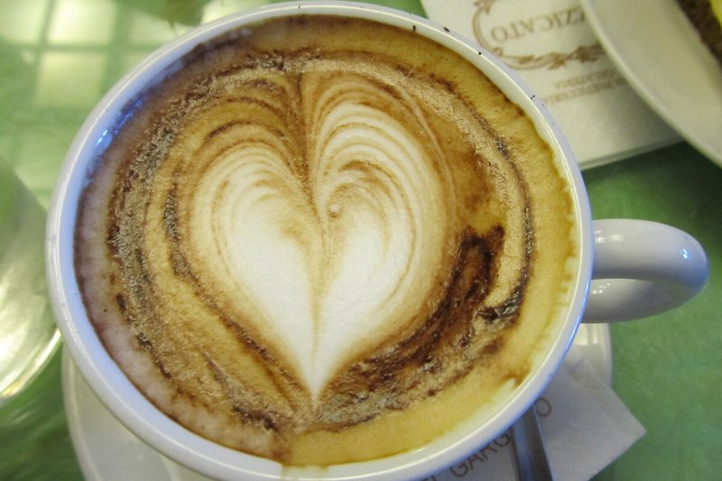 Verwöhnen Sie sich mit köstlichem Cappuccino und genießen Sie eine entspannte Zeit iin Vieste.