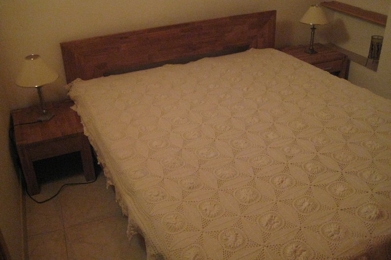 Entspannen Sie auf einem bequemen Bett mit hochwertiger Bettwäsche in diesem charmanten Ferienhaus.