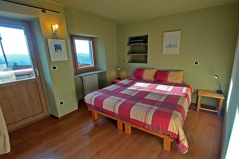 Affitta questa camera da letto con arredamento in legno e tessuti confortevoli. Rilassati e dormi bene nel letto spazioso.