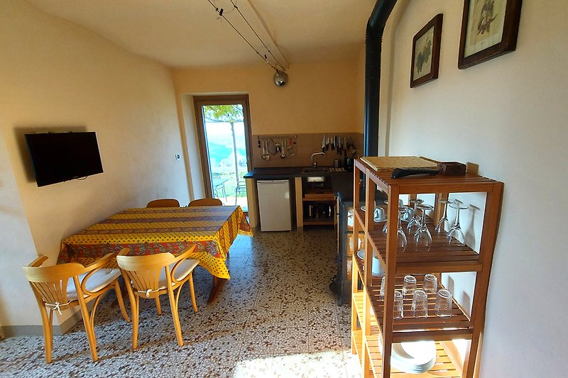 Noleggia questa casa con una bellissima cucina in legno e rilassati in terrazza.