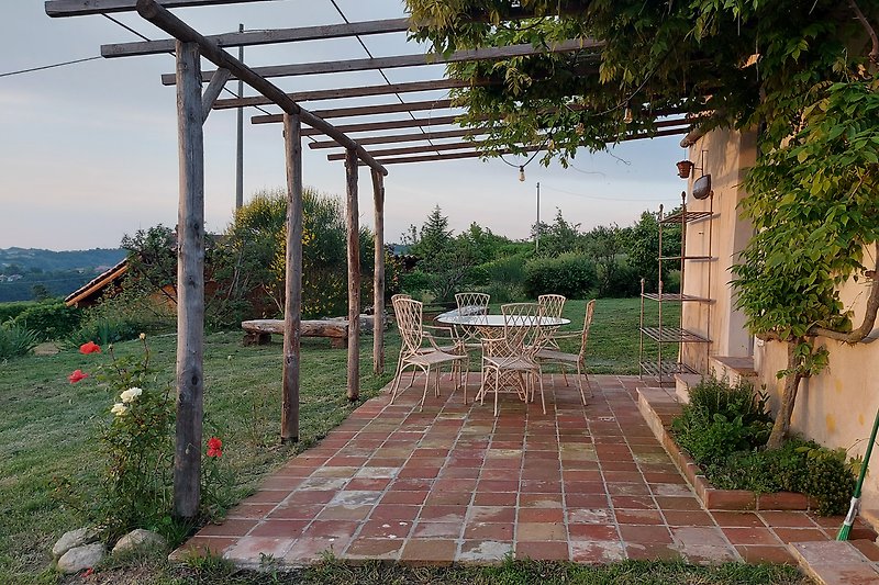 Affitta questa casa di campagna con un giardino incantevole e goditi il relax all'aperto.