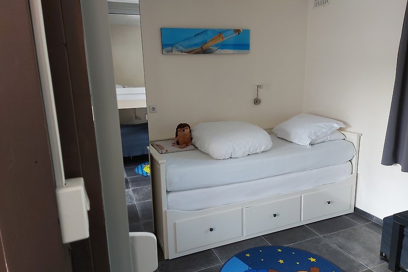 Schlafzimmer mit Ausziebett (Doppelbett)