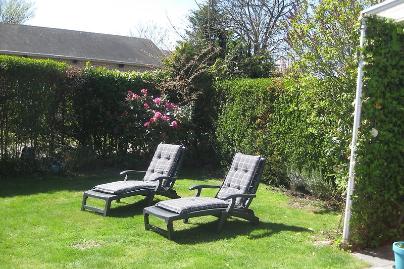 Genießen Sie eine Auszeit im Garten auf den gemütlichen Gartenmöbeln.