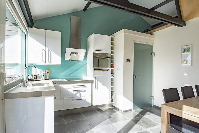 Moderne Küche mit elegantem Design und stilvoller Einrichtung.