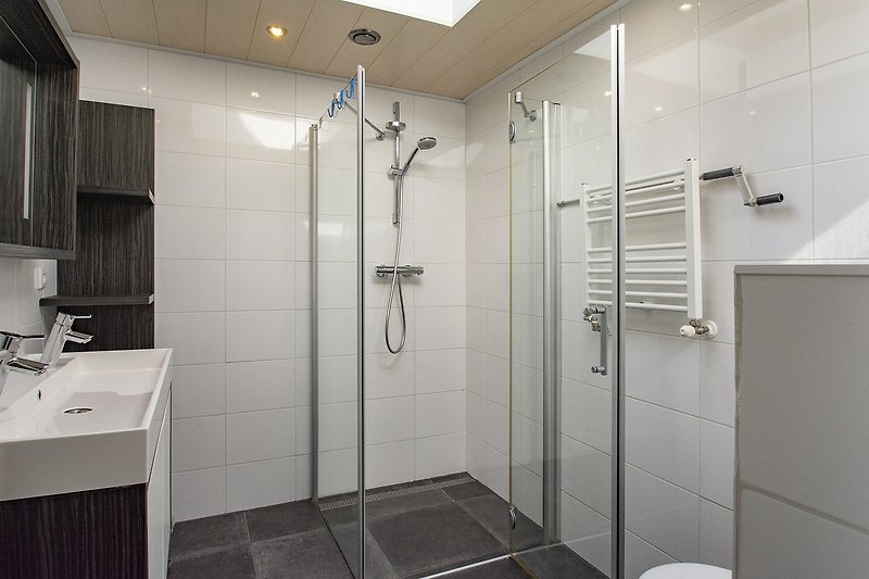 Willkommen in diesem modernen Badezimmer mit stilvoller Dusche und elegantem Design!