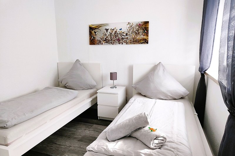 Modernes Schlafzimmer mit bequemem Bett und stilvoller Einrichtung. Entspannen Sie und schlafen Sie gut!