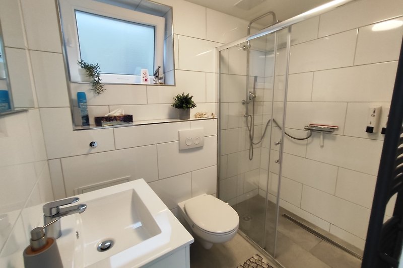 Genießen Sie die luxuriöse Ausstattung dieses modernen Badezimmers.