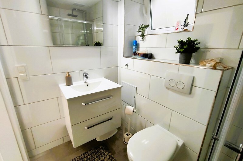 Modernes Badezimmer mit lila Akzenten und luxuriöser Ausstattung.