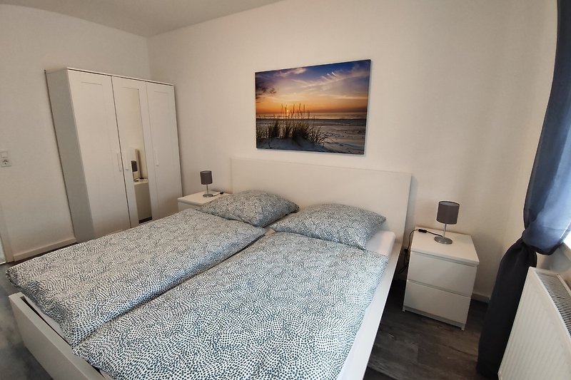 Entspannen Sie auf dem bequemen Bett und genießen Sie den Komfort dieses modernen Schlafzimmers. Schlafen Sie gut!