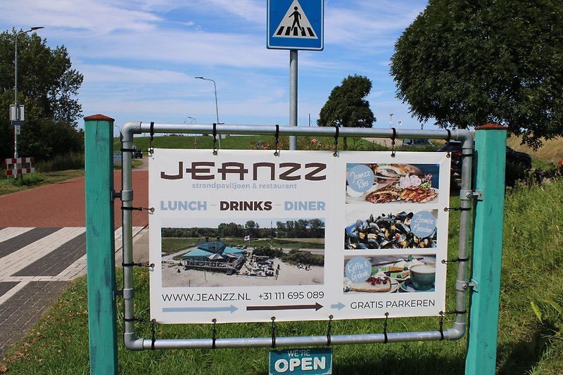 Restaurant  Jeanzz met uitzicht op Grevelingenmeer.