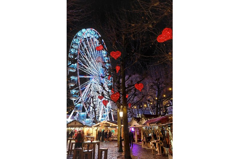 Weihnachtsmarkt auf dem berühmten Vrijthof-Platz in Maastricht