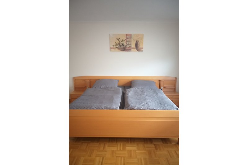Doppelzimmer mit einem 2m*2m Bett