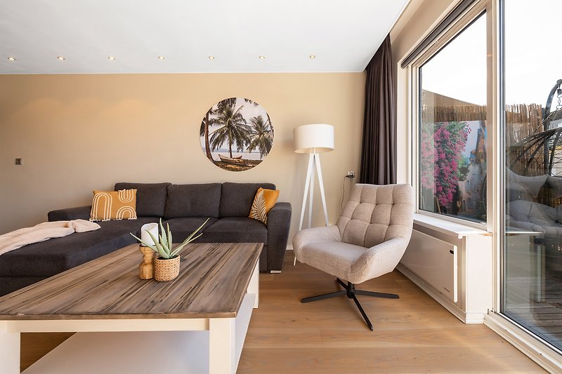 Comfortabele woonkamer met houten meubels en stijlvolle inrichting.