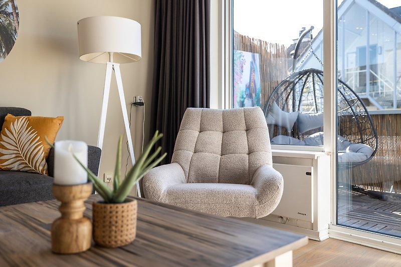Comfortabele woonkamer met houten meubels en zachte kussens.
