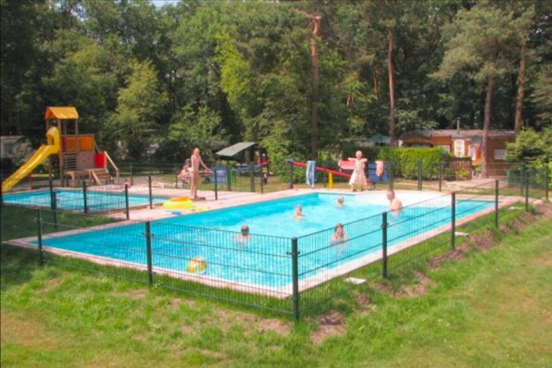 Prachtige buitenruimte met zwembad, groen en recreatiemogelijkheden.