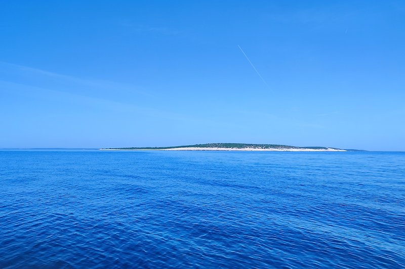Genießen Sie die ruhige, blaue Weite des Ozeans mit einem atemberaubenden Horizont.