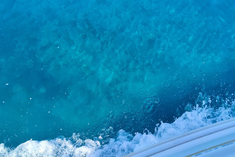 Genießen Sie das blaue Wasser, den Wind und den Spaß am Strand.