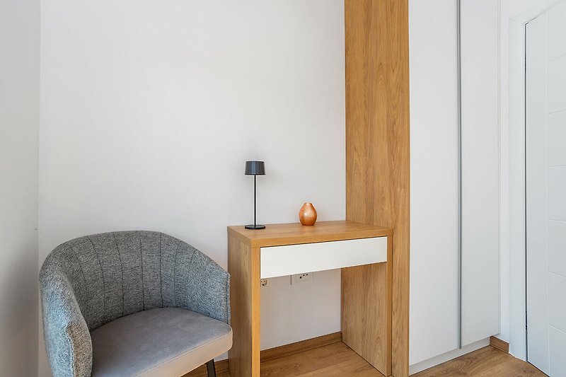 Moderne Inneneinrichtung mit hochwertigen Möbeln und natürlichen Holzelementen.