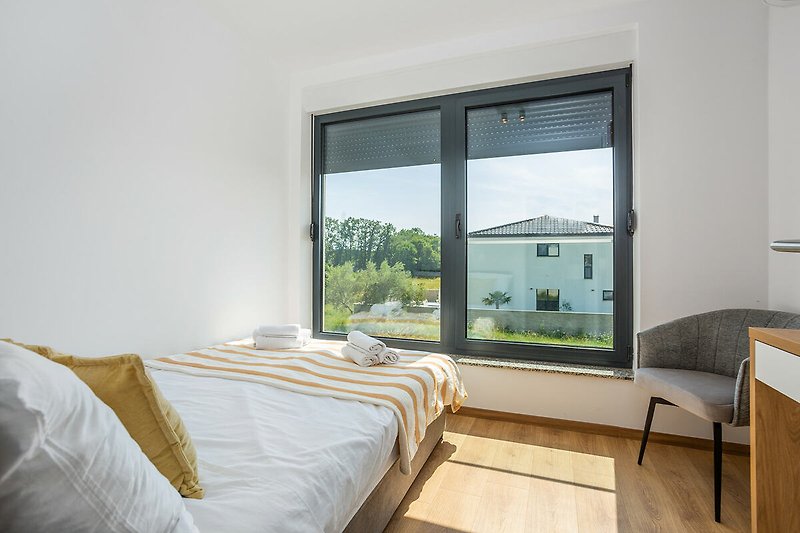 Atraktivan interijer s novim drvenim namještajem, kvalitetnim i novim krevetima te lijepim pogledom na zelenilo i more.