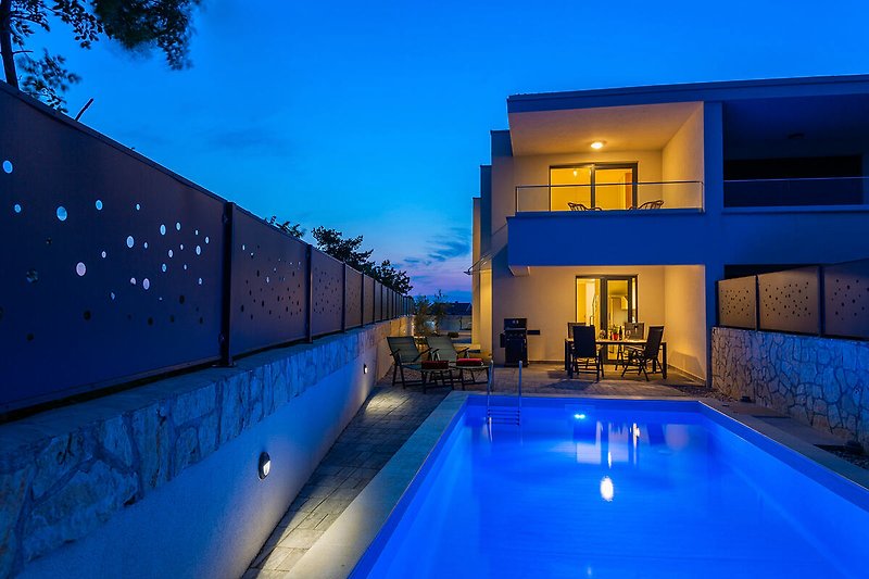 Harmonious night lighting of the pool, interior and exterior guarantee the intimacy of the space with relaxation and enj