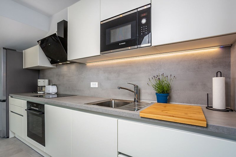 Moderne Küche mit stilvollem Design und hochwertigen Geräten.