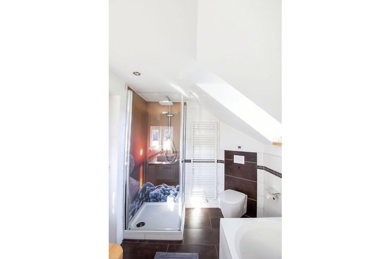 Schönes Badezimmer mit stilvollem Holzinterieur und moderner Sanitärinstallation.