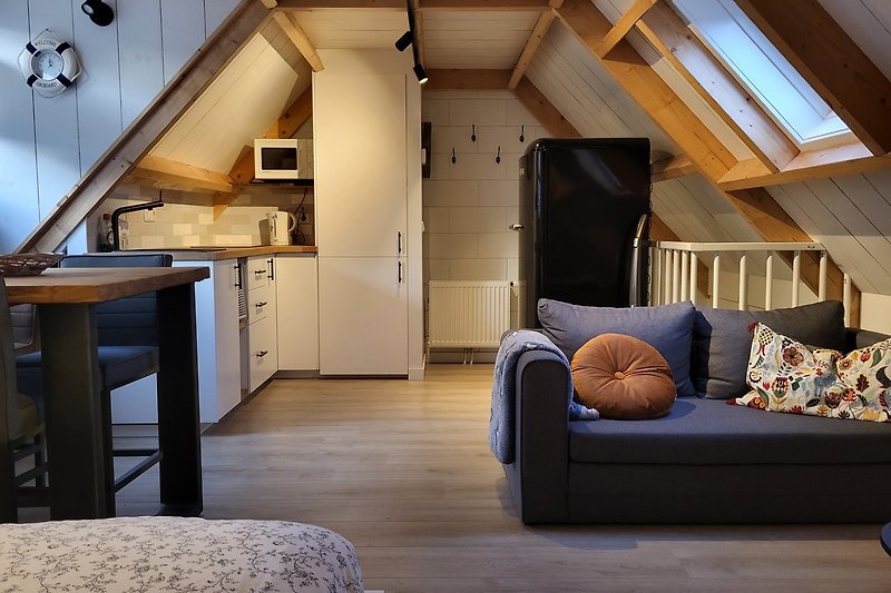 Comfortabele woonkamer met houten meubels en een gezellige bank.