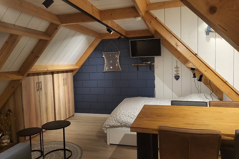 Comfortabele woonkamer met houten meubels en een gezellige eethoek.