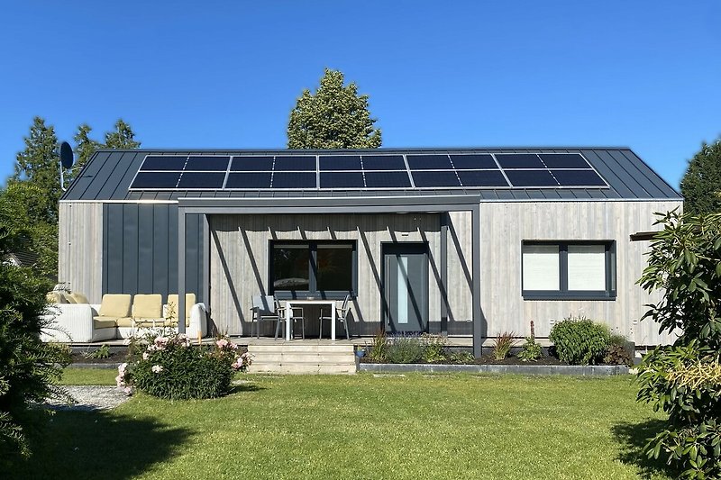 Modernes Ferienhaus mit Garten, Terrasse und toller Urlaubsumgebung.