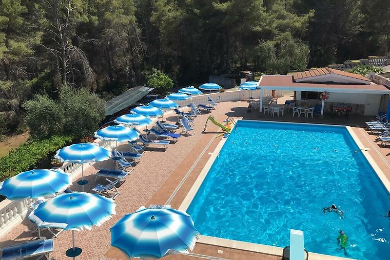 Affitto di una casa con piscina in una località turistica. Una vista mozzafiato sulla piscina azzurra e il paesaggio circostante.