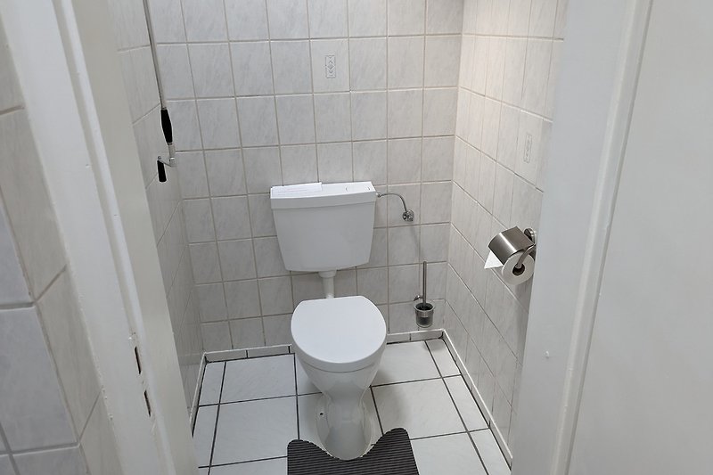 Schönes Badezimmer mit stilvollem Interieur und Keramikfliesen.