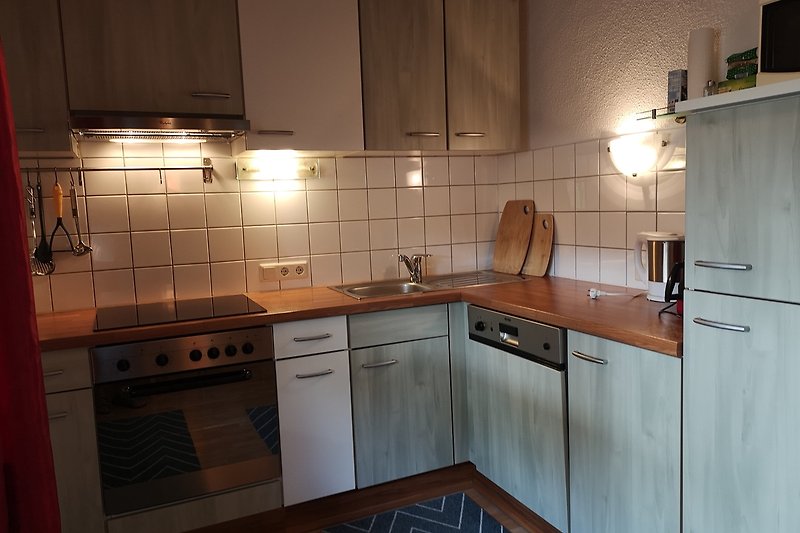 Gemütliche Küche mit Holzakzenten und modernen Geräten.