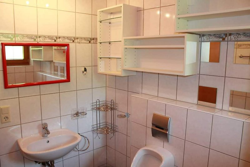 Schönes Badezimmer mit stilvoller Einrichtung und Holzakzenten.