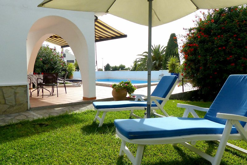 Prachtige vakantiewoning met zwembad, tuinmeubilair en uitzicht op het azuurblauwe water.