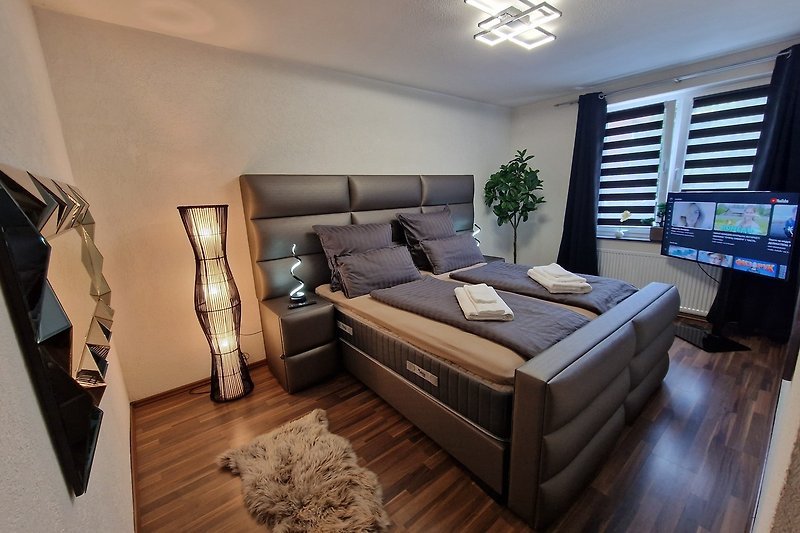Stilvolles Wohnzimmer mit bequemer Couch, Holzmöbeln und Fensterblick.