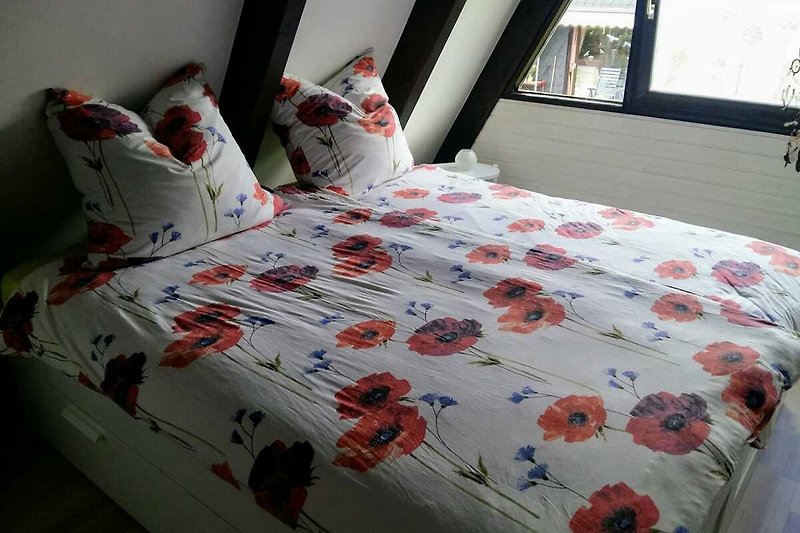 Gemütliches Schlafzimmer mit Doppelbett und Kommoden