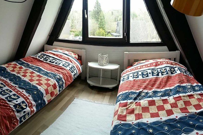 Gemütliches Schlafzimmer mit zwei Holzbetten  je 1m breit
