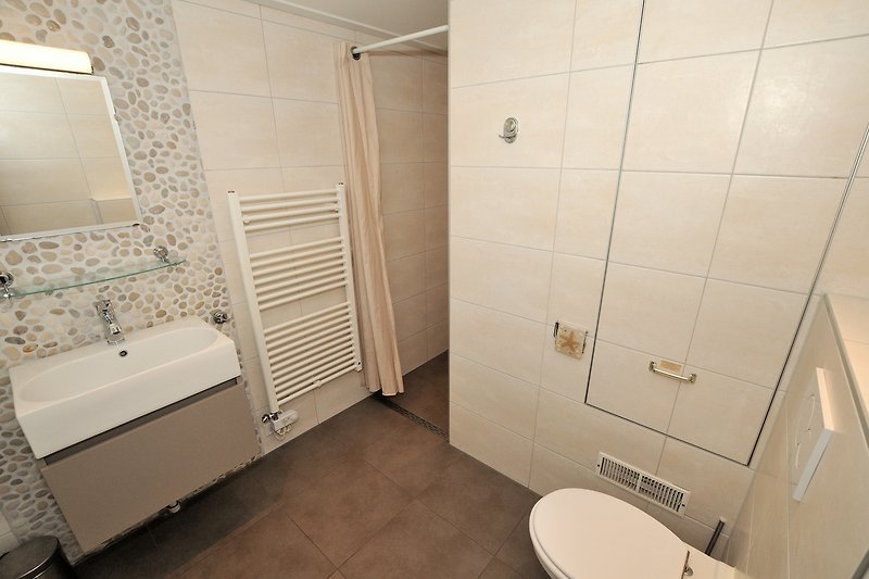 Badkamer met o.a. inloopdouche en 2e toilet