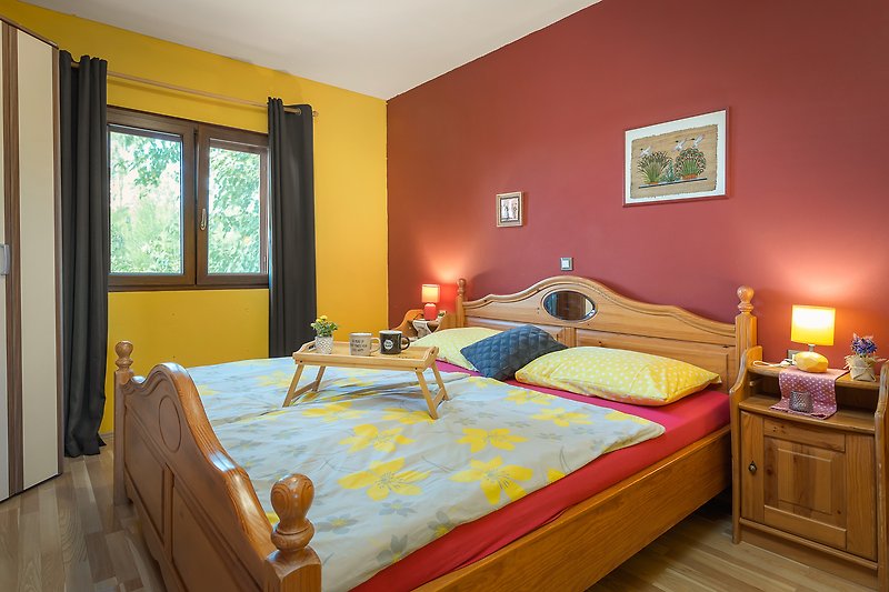Udoban namještaj, drvo, žuta boja, udoban krevet, prozor.