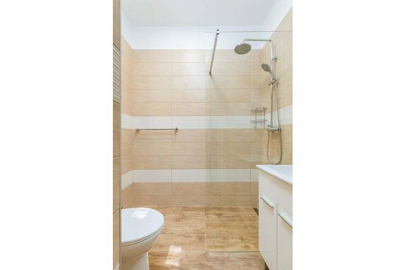 Predivna kupaonica s modernim dizajnom i luksuznim detaljima.