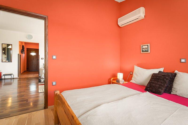 Udoban namještaj, drvo, narančasta boja, udoban krevet