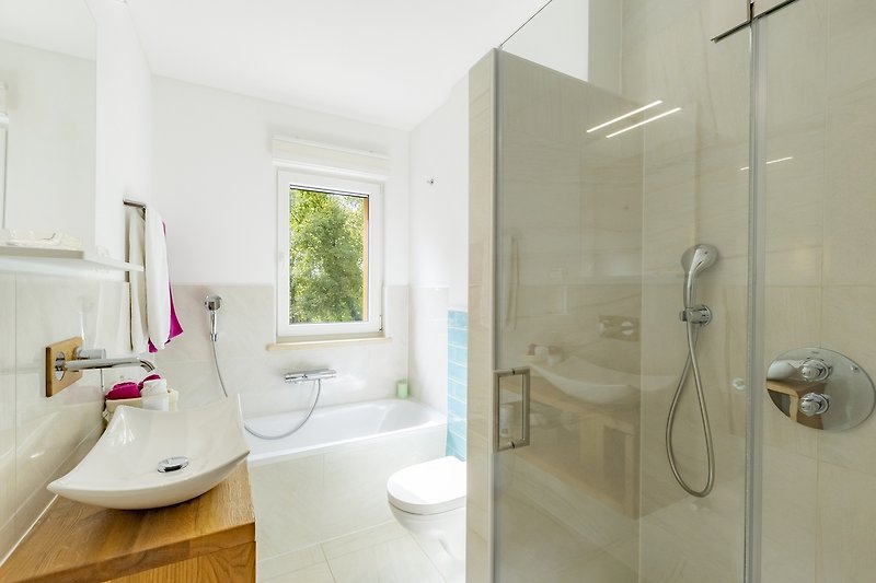 Prekrasan kupaonski prostor s modernim tušem i elegantnim umivaonikom.