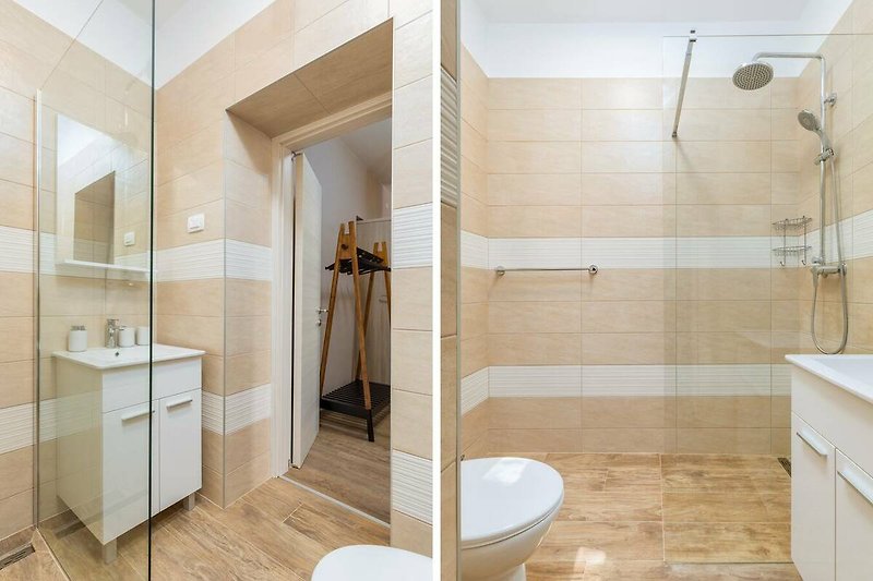 Prekrasna kupaonica s modernim dizajnom i luksuznim detaljima.