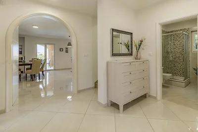 Lotus Elite Villa mit Pool und Whirlpool 3